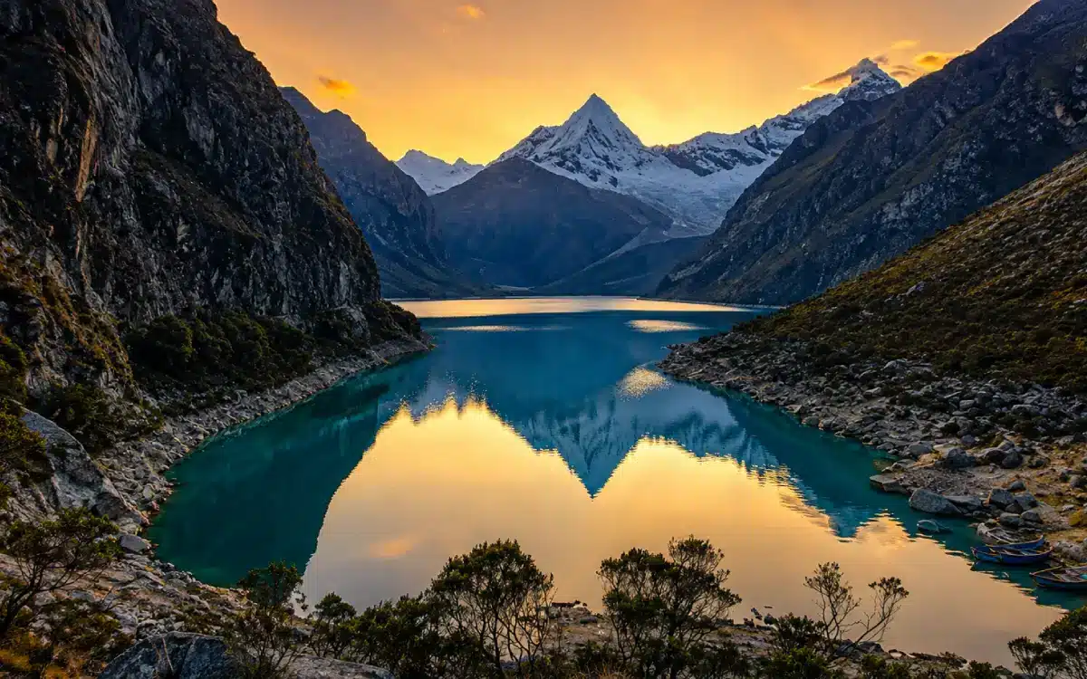 Laguna Parón en Áncash al atardecer, con aguas turquesas y el Artesonraju