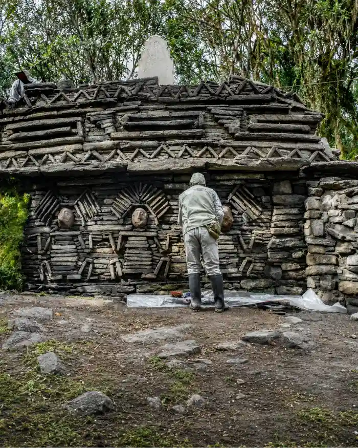 Especialista frente a una estructura de piedra del Gran Pajatén