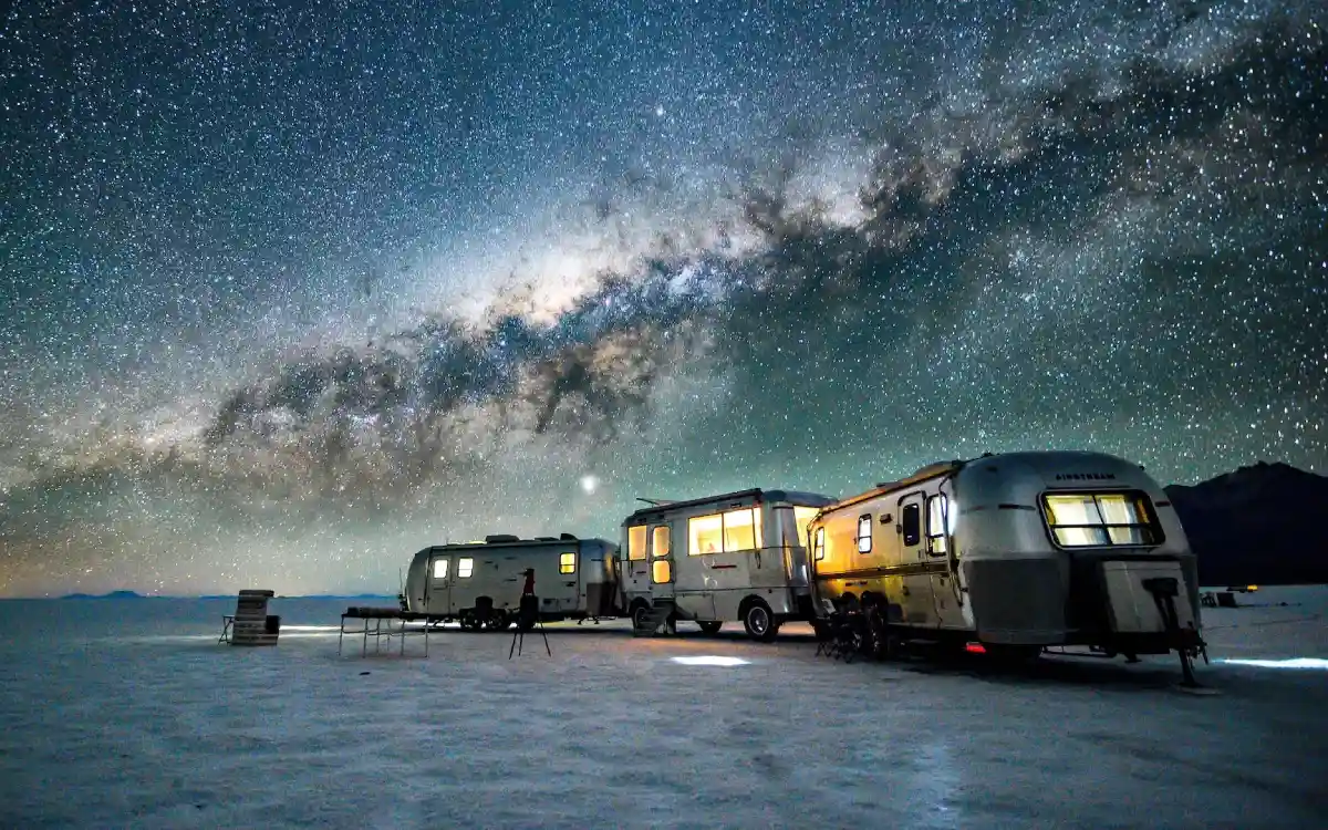 Buses en el Salar de Uyuni de noche