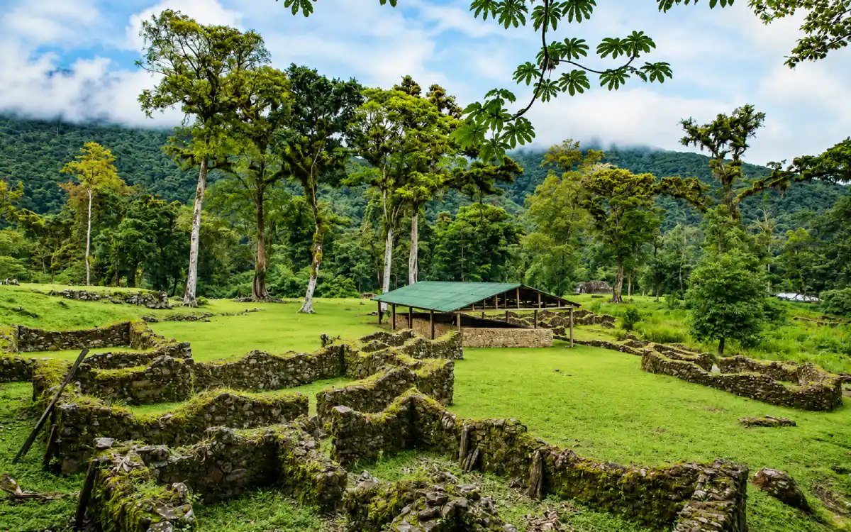 Centro arqueológico de Espíritu Pampa en Vilcabamba, con muros de piedra, v