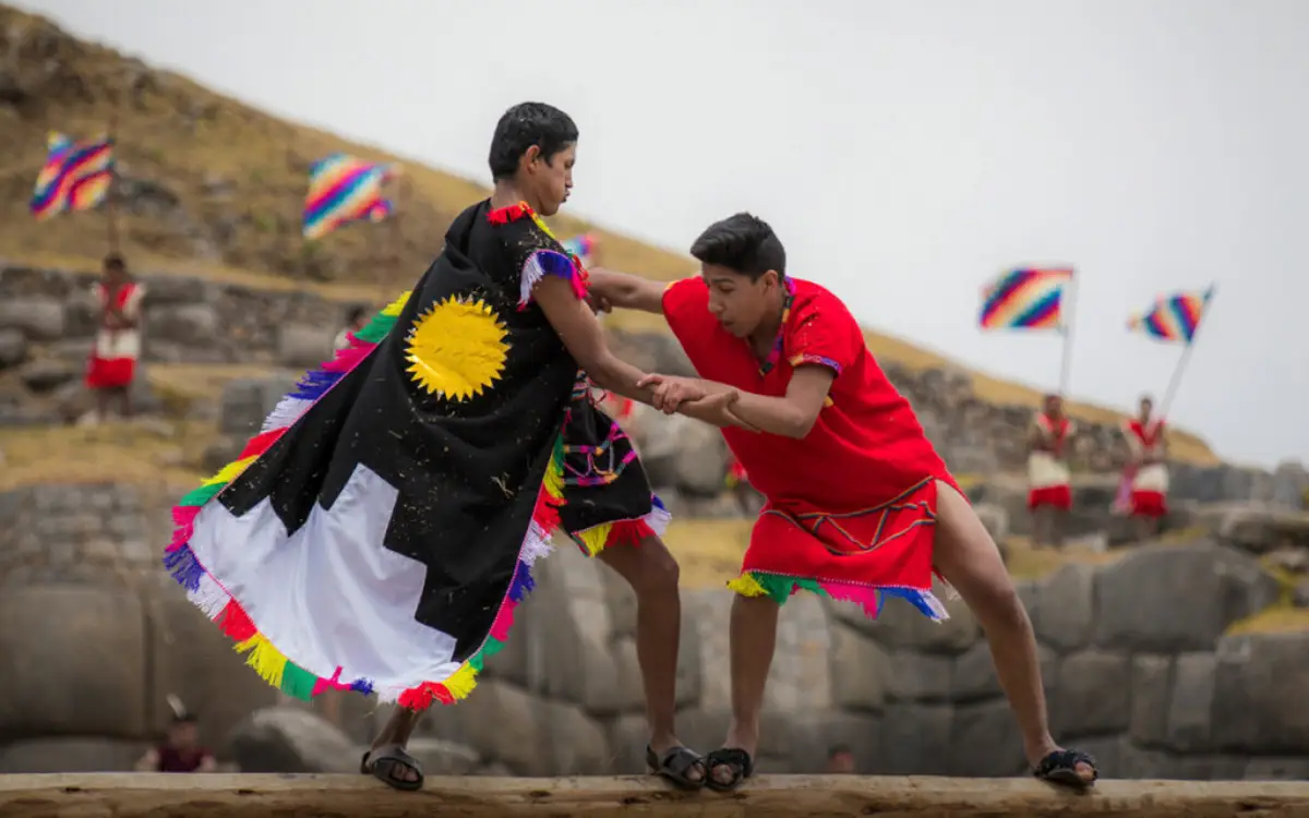 Jóvenes representando el ritual del Warachikuy con vestimenta tradicional andina