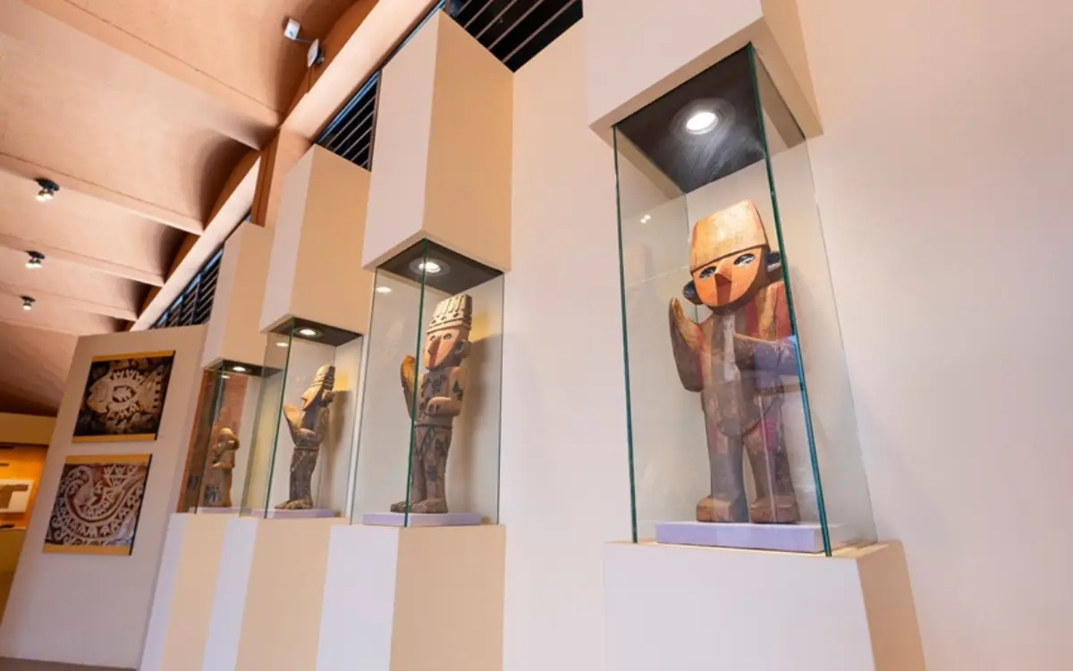 Cerámicas Chimú y piezas arqueológicas exhibidas dentro del Museo de Sitio Chan Chan