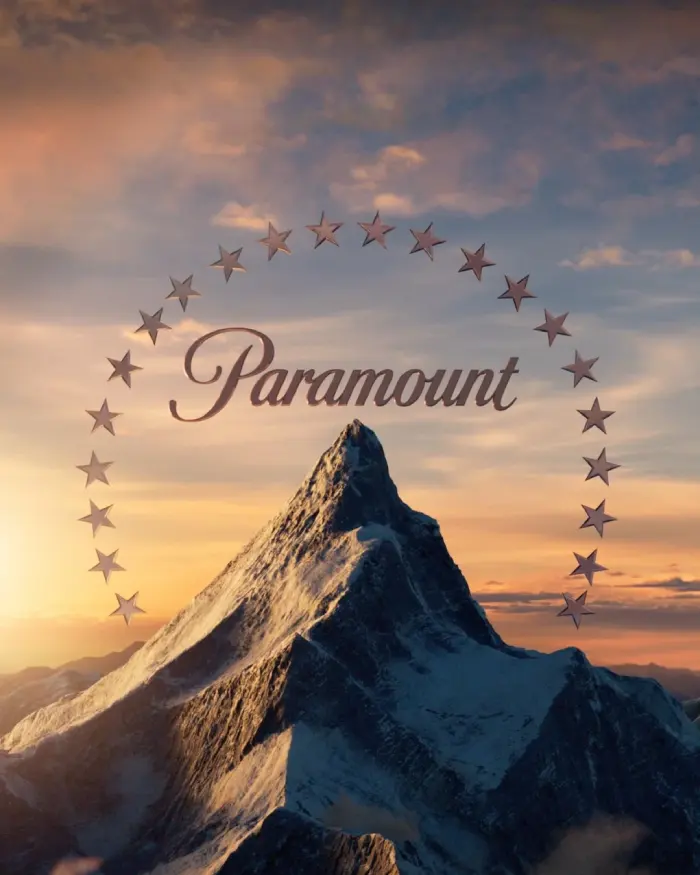 Logo de Paramount con montaña nevada al atardecer, rodeada por estrellas sobre un paisaje cinematográfico.