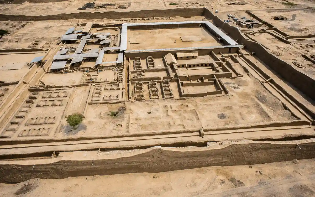 Vista aérea de Chan Chan con extensos muros, plazas y recintos construidos principalmente con tierra