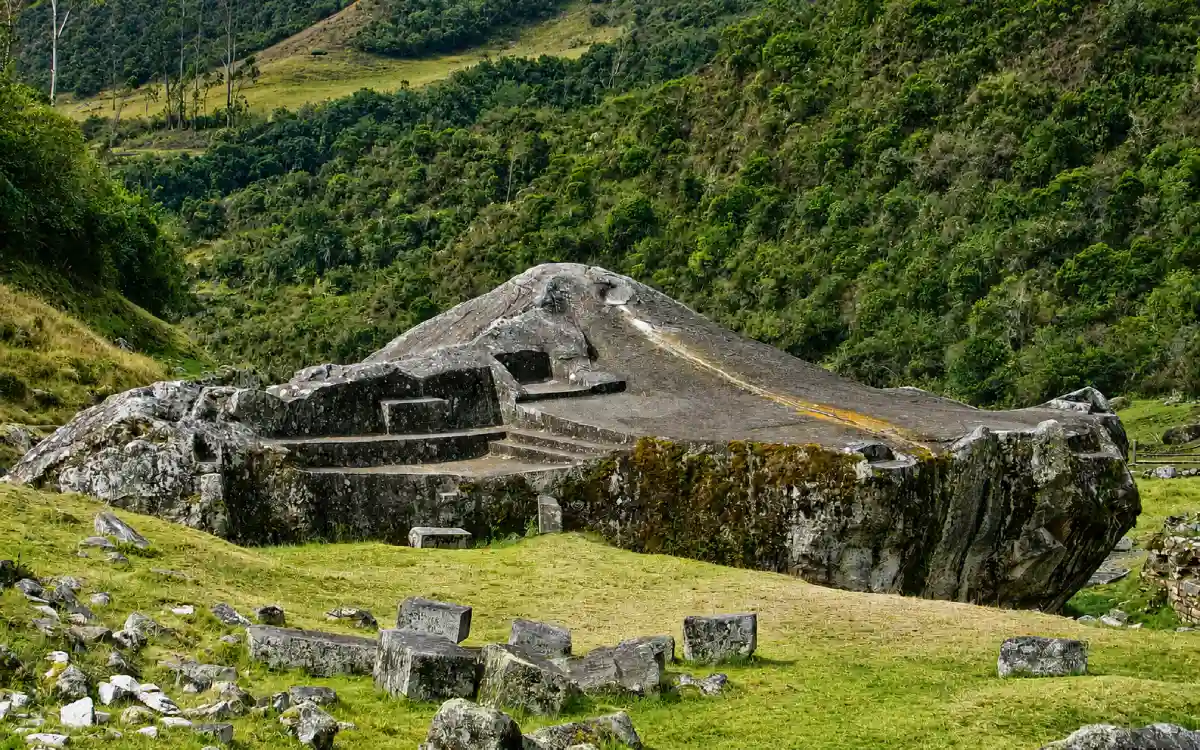 Ñusta Hispana en Vilcabamba, con gran roca ceremonial tallada