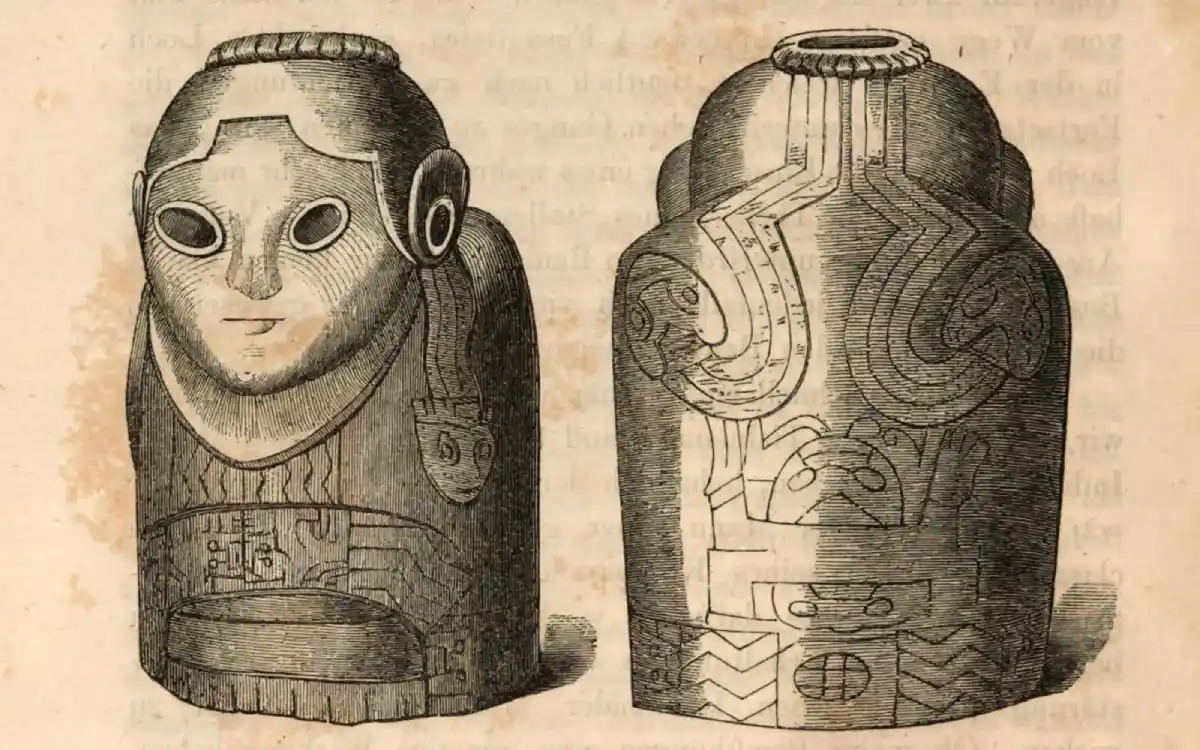 Representación antigua del Ekeko tradicional andino, mostrado de frente y de espalda como figura asociada a la abundancia.