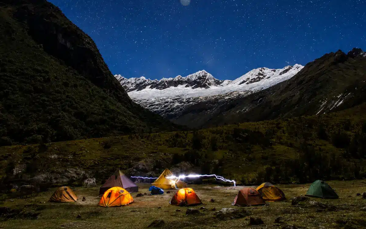 Campamento nocturno en la ruta de la quebrada Santa Cruz y con carpas iluminadas,