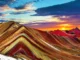 Montaña de Vinicunca al atardecer, con franjas de colores naturales