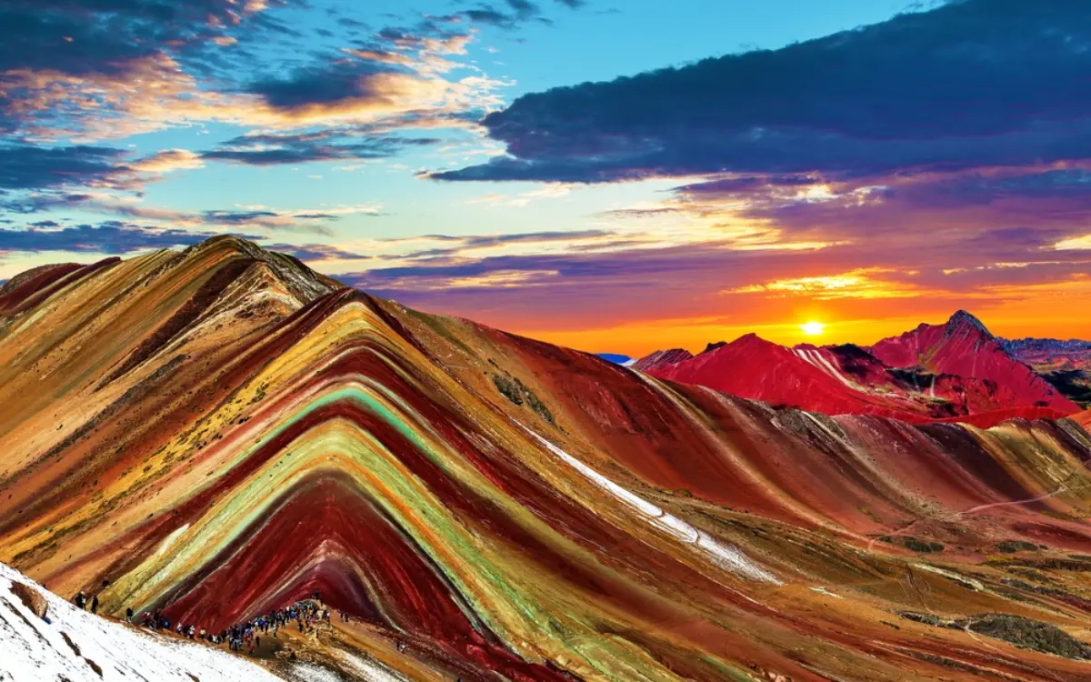 Montaña de Vinicunca al atardecer, con franjas de colores naturales