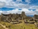 Vista panorámica del centro arqueológico de Marcahuamachuco con muros de piedra, paisaje andino y cielo nublado en La Libertad.
