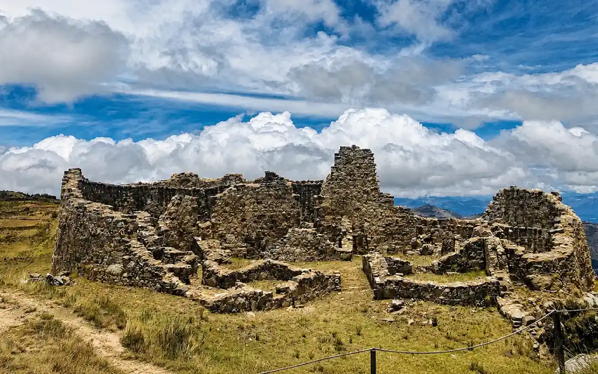 Vista panorámica del centro arqueológico de Marcahuamachuco con muros de piedra, paisaje andino y cielo nublado en La Libertad.