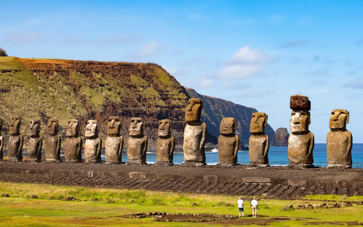 Moáis de la Isla de Pascua frente al mar,