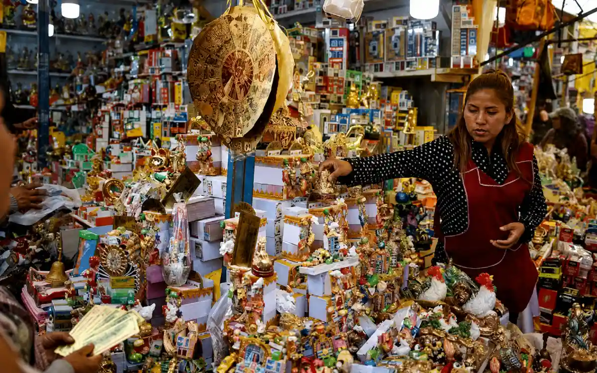 Puesto tradicional en la feria de Alasita con miniaturas, figuras del Ekeko