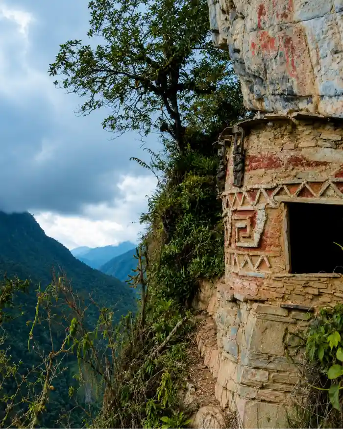 Sitio arqueológico del Gran Pajatén junto a un valle de selva alta, con muros decorados