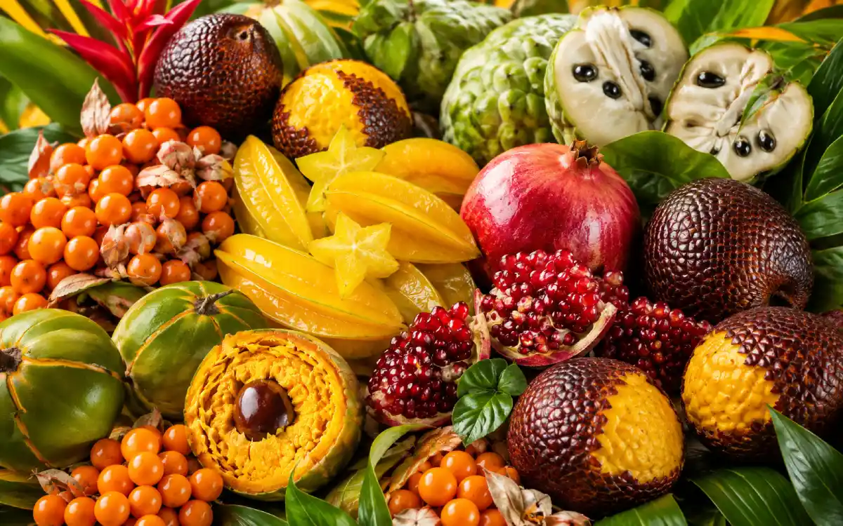 Variedad de frutas peruanas en un collage llamativo, con aguaymanto, aguaje, carambola, lúcuma, granada y chirimoya