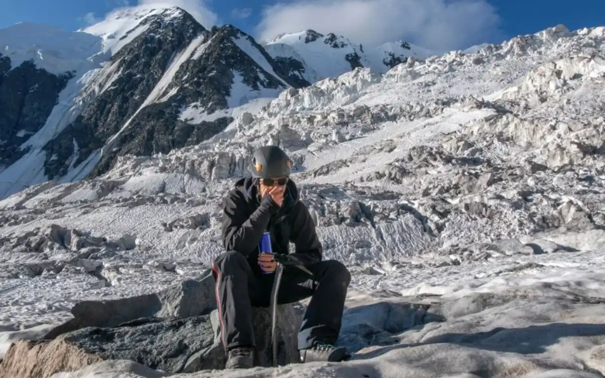 Viajero con síntomas de soroche durante un ascenso por una montaña de los Andes