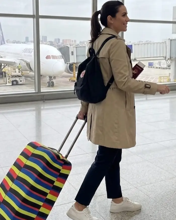 Una turista se dirige hacia la zona de embarque mientras se prepara para continuar su viaje internacional.