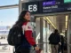 Una viajera sonríe antes de abordar el vuelo que la llevará directamente hasta Cusco.