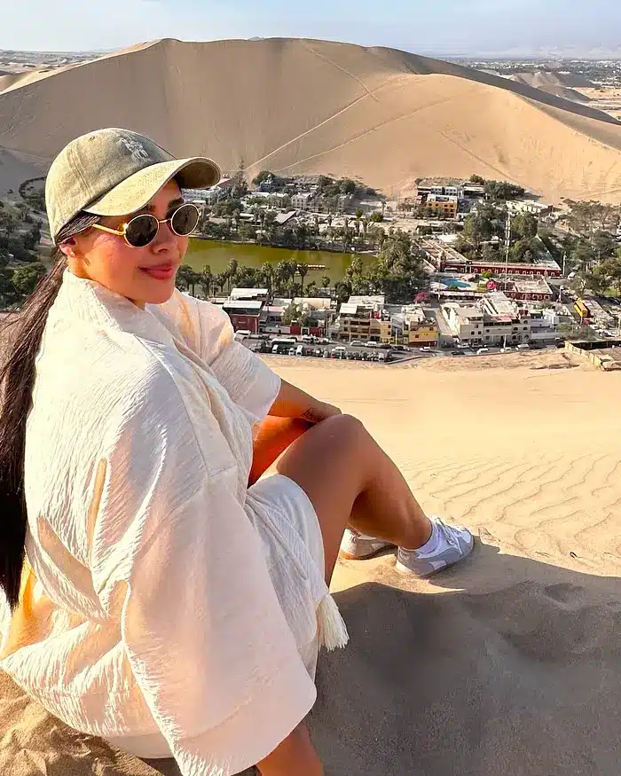 Entre dunas doradas y un cielo despejado, Huacachina se descubre desde las alturas como un pequeño oasis en medio del desierto.