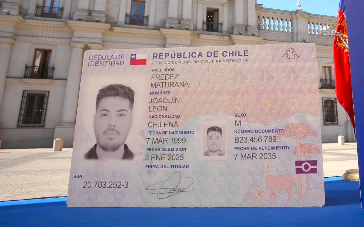 Los documentos de identificación de Chile aparecen en primer plano, con el pasaporte y la cédula claramente visibles.