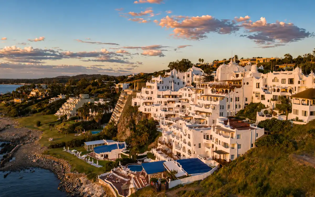 Casapueblo en Punta Ballena con arquitectura blanca frente a la costa durante el atardecer