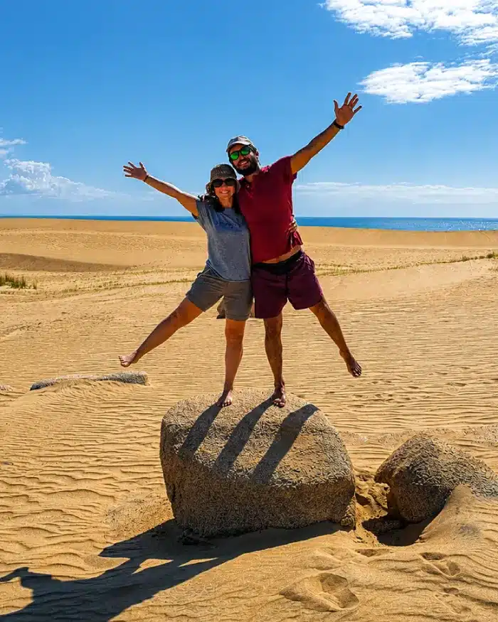 Pareja de viajeros entre las dunas móviles del Parque Nacional Cabo Polonio
