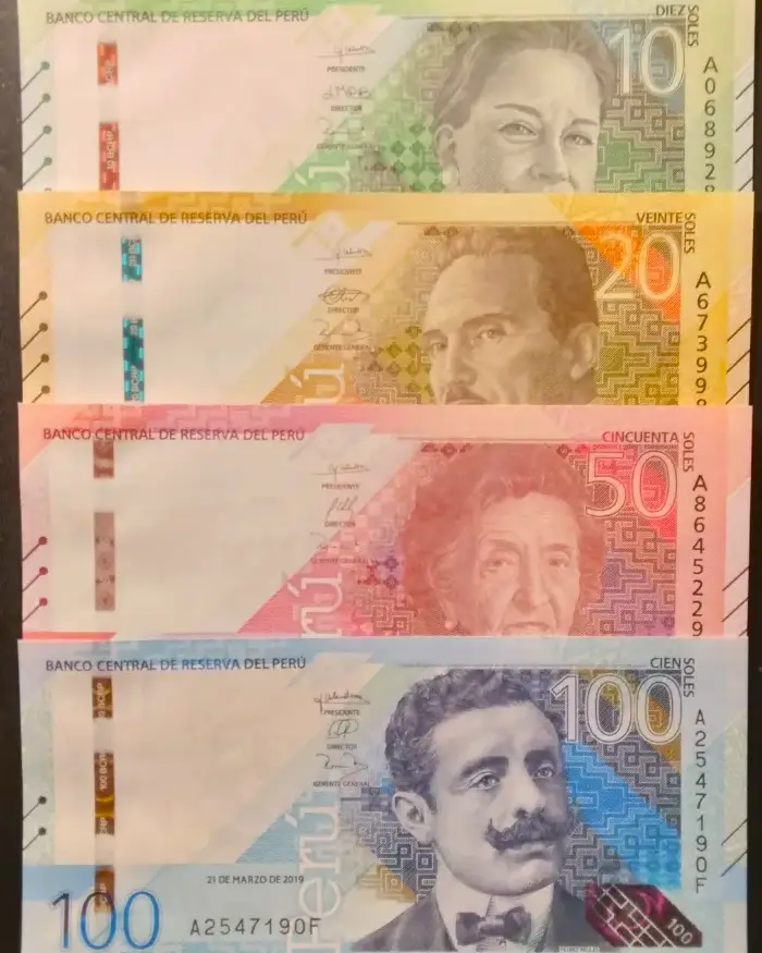 Los billetes de soles peruanos permiten distinguir fácilmente cada denominación por su color y valor impreso.