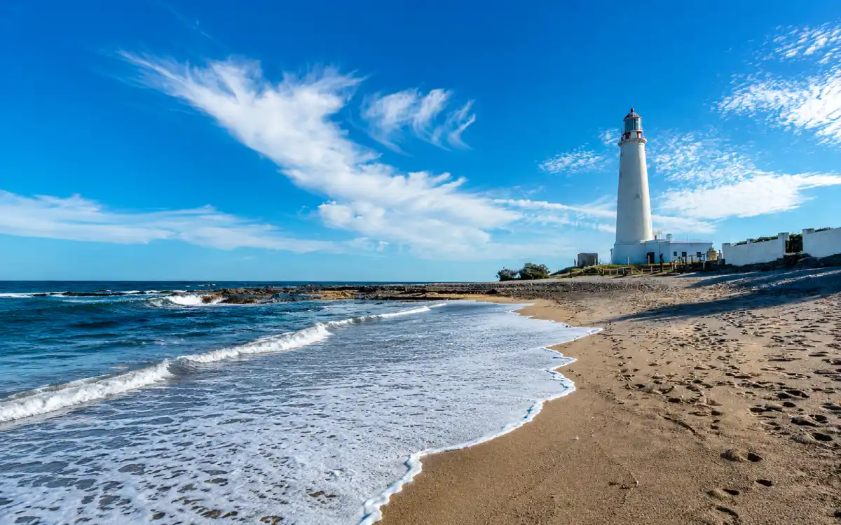 Costa de La Paloma con Faro de Cabo Santa María, playa y océano en Rocha