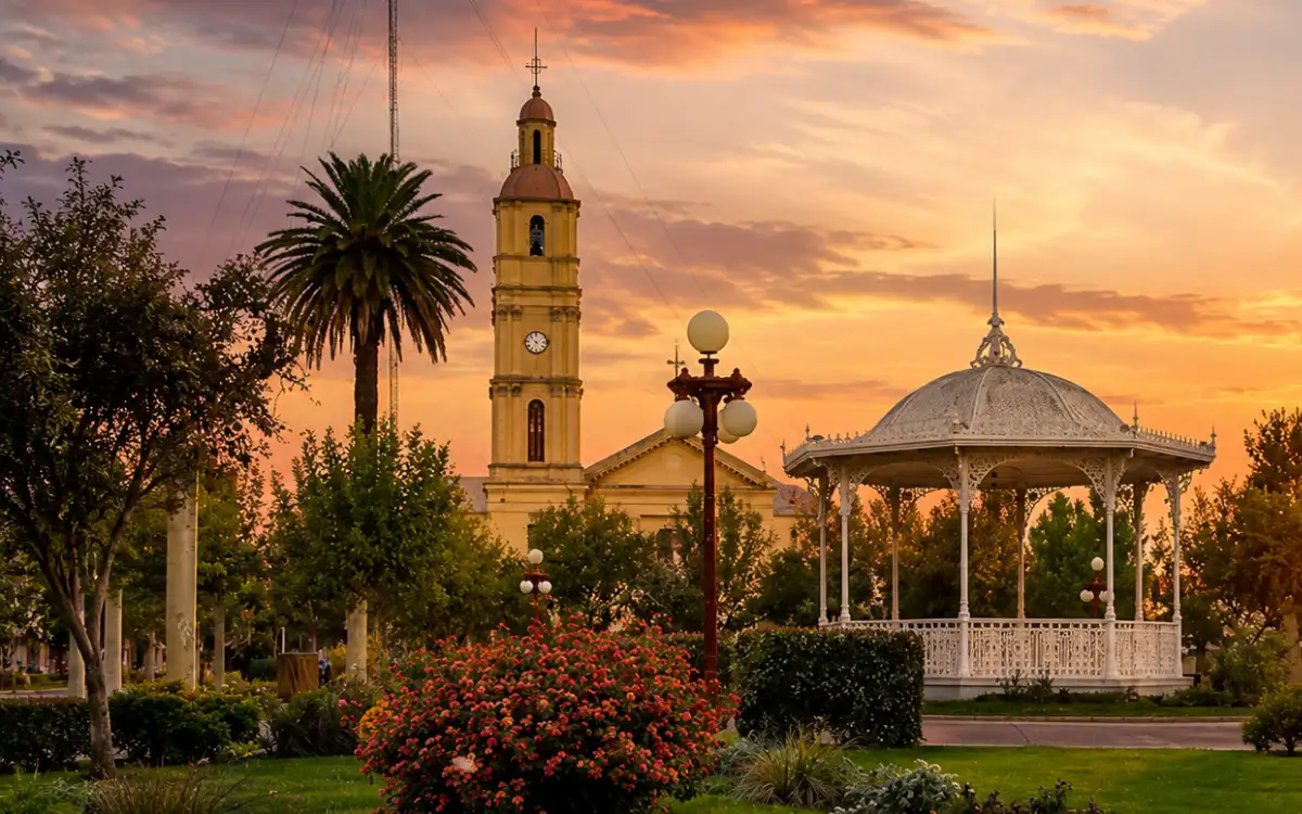 Plaza de Fray Bentos con glorieta blanca y arquitectura urbana durante el atardecer