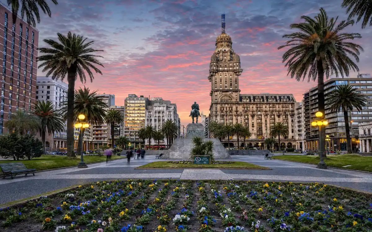 Plaza Independencia de Montevideo con Palacio Salvo y monumento a Artigas durante el atardecer