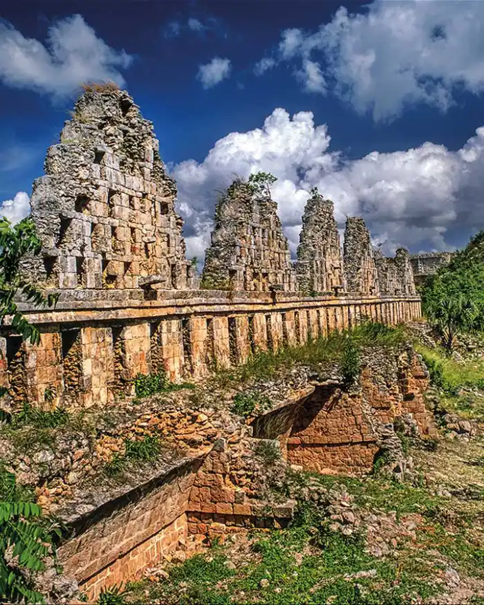 Restos arqueológicos mayas con muros y construcciones de piedra del estilo Puuc