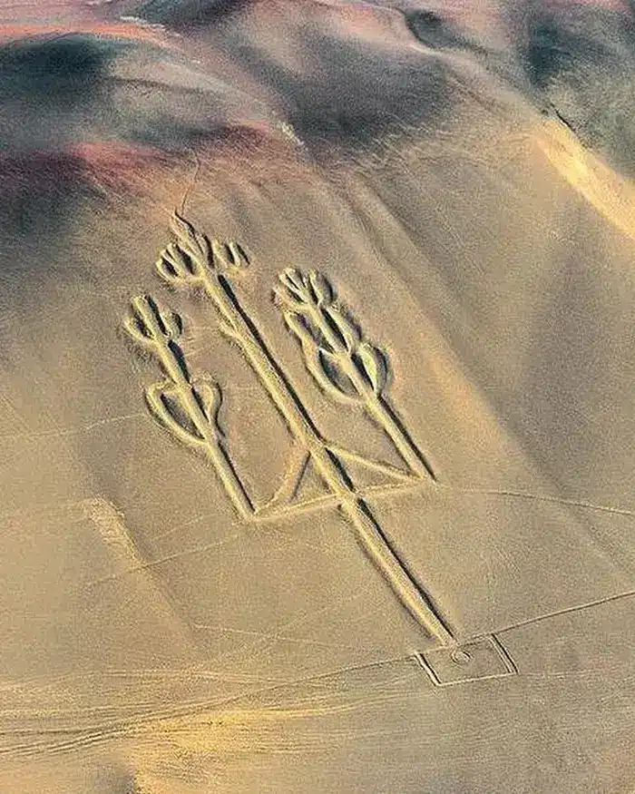 El Candelabro de Paracas forma parte de uno de los paisajes arqueológicos más llamativos de la costa peruana.