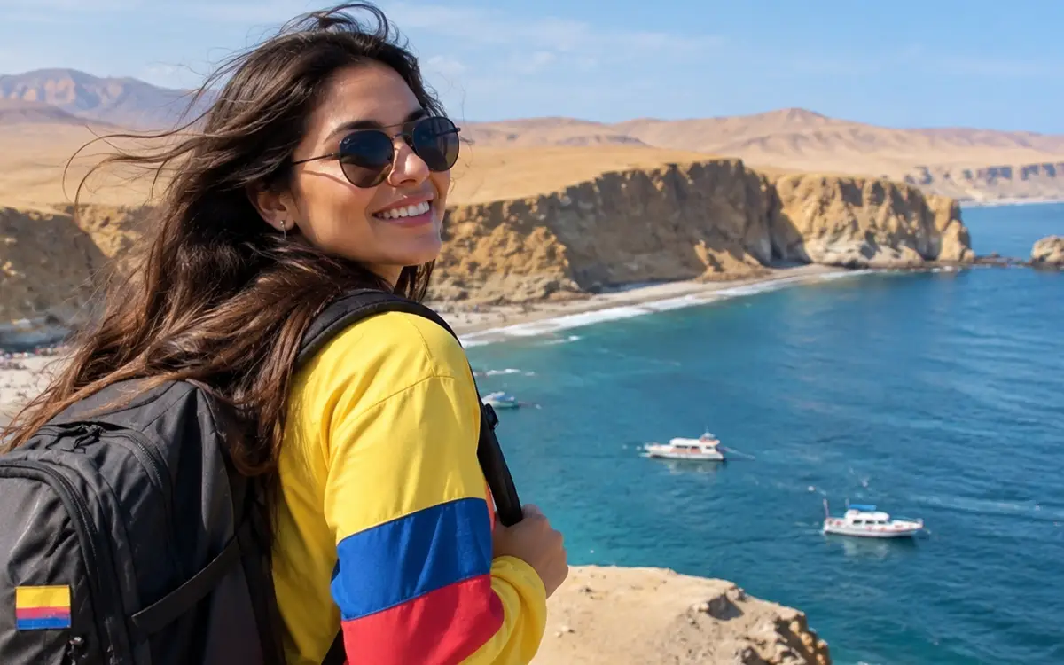 Los acantilados y el océano forman parte de la experiencia de visitar Paracas desde Colombia.