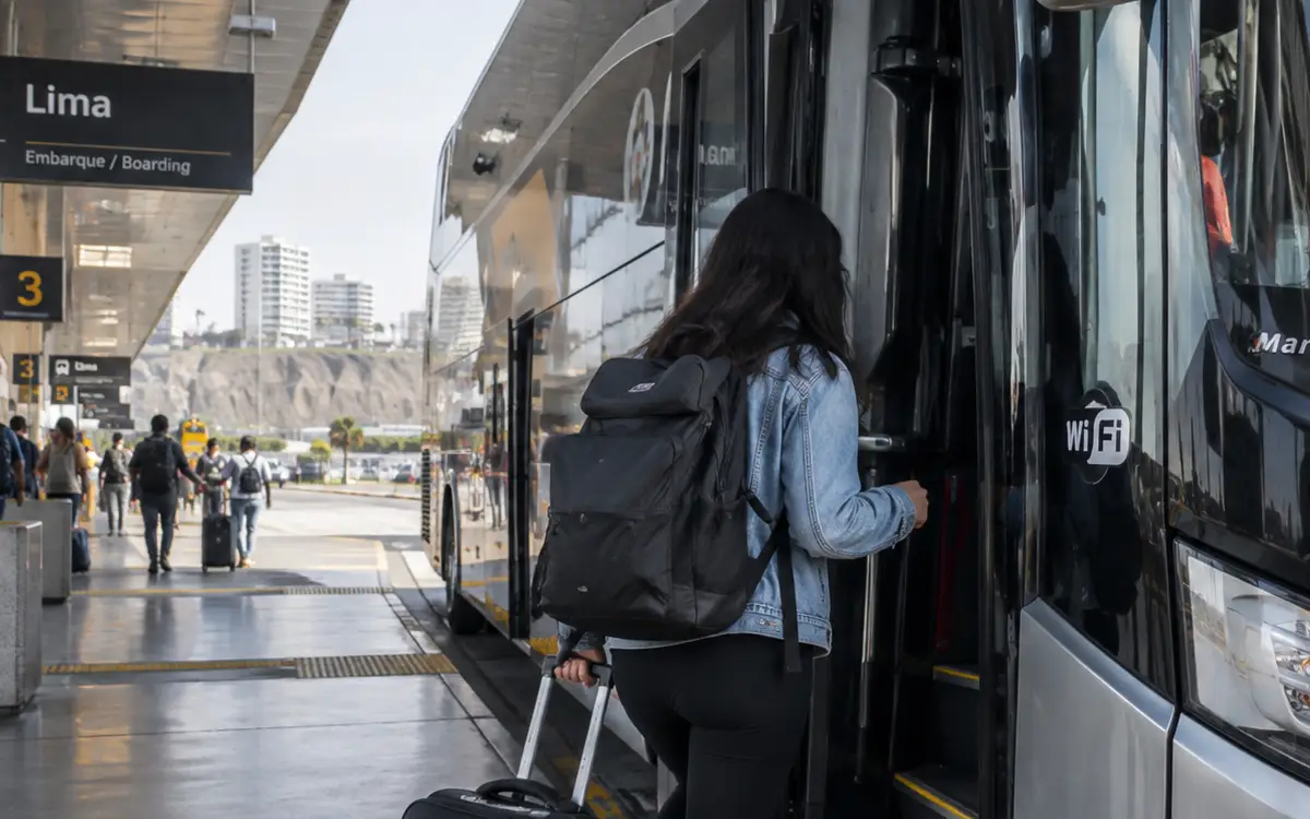 La escena representa la salida en bus desde Lima, una opción utilizada para recorrer largas distancias dentro del país.