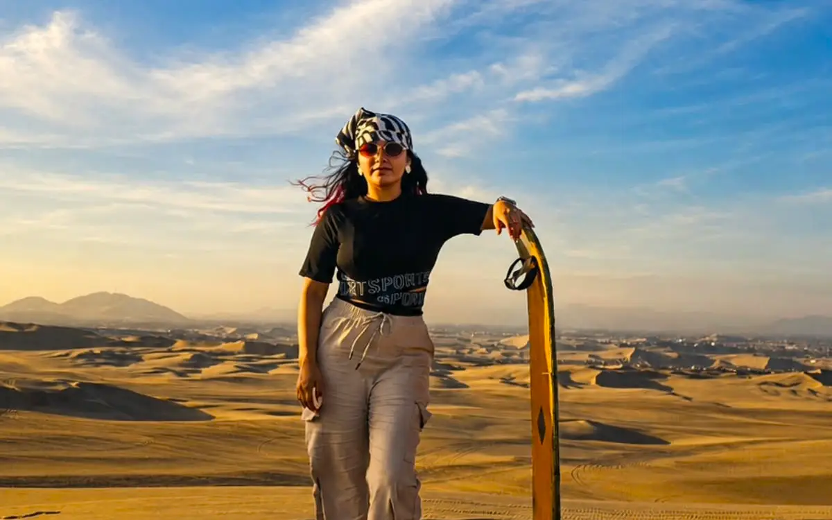 Quienes viajan a Huacachina desde Colombia pueden encontrar en las dunas un escenario ideal para disfrutar del paisaje y practicar sandboarding.