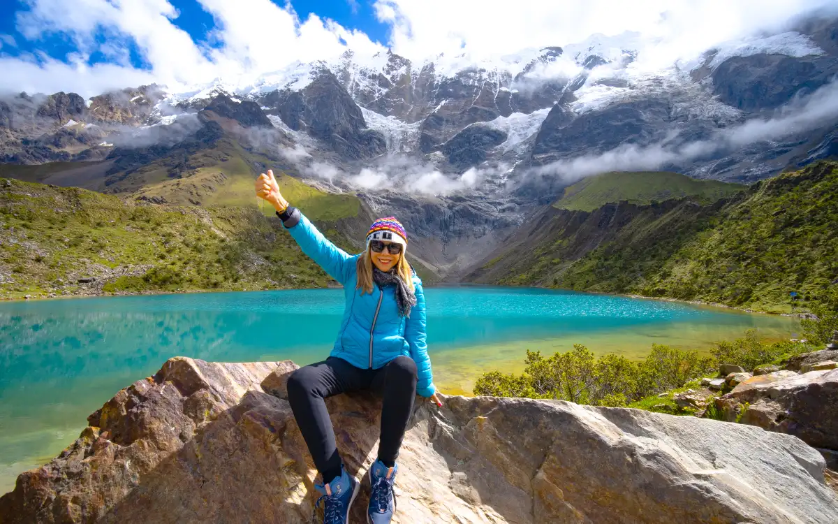 Viajera frente a las aguas turquesas de Laguna Humantay y montañas nevadas de Cusco