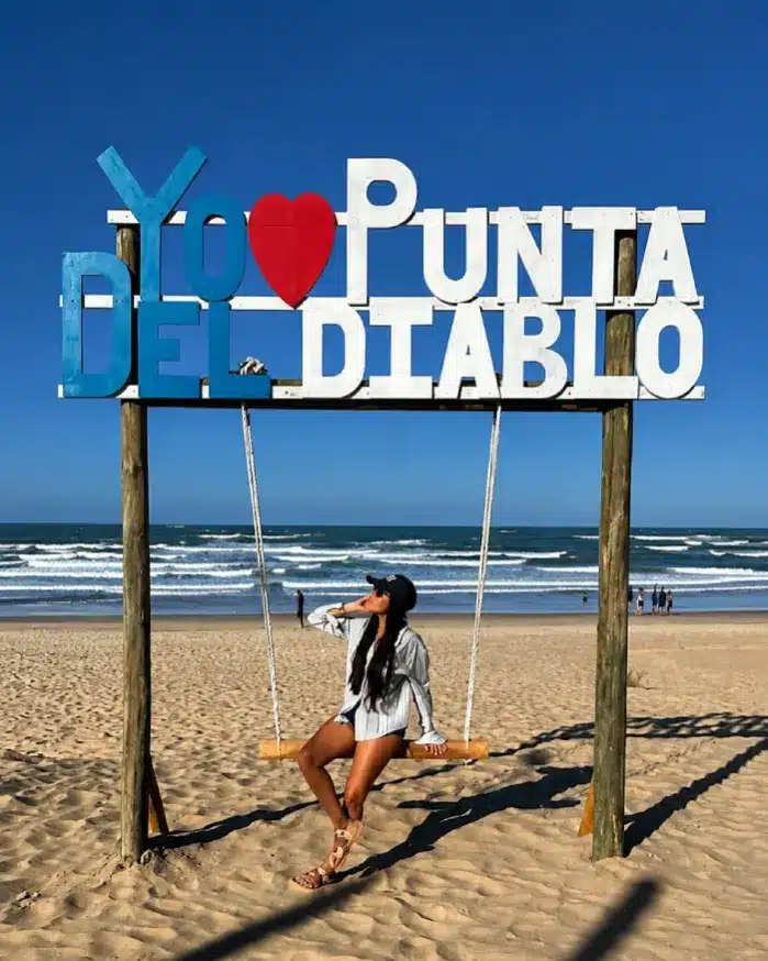 Viajera en Punta del Diablo con la playa y el océano Atlántico al fondo