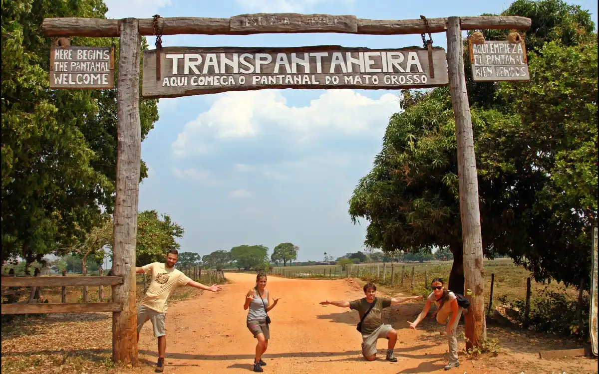 Viajeros junto al cartel de entrada de la carretera Transpantaneira en Mato Grosso, Brasil