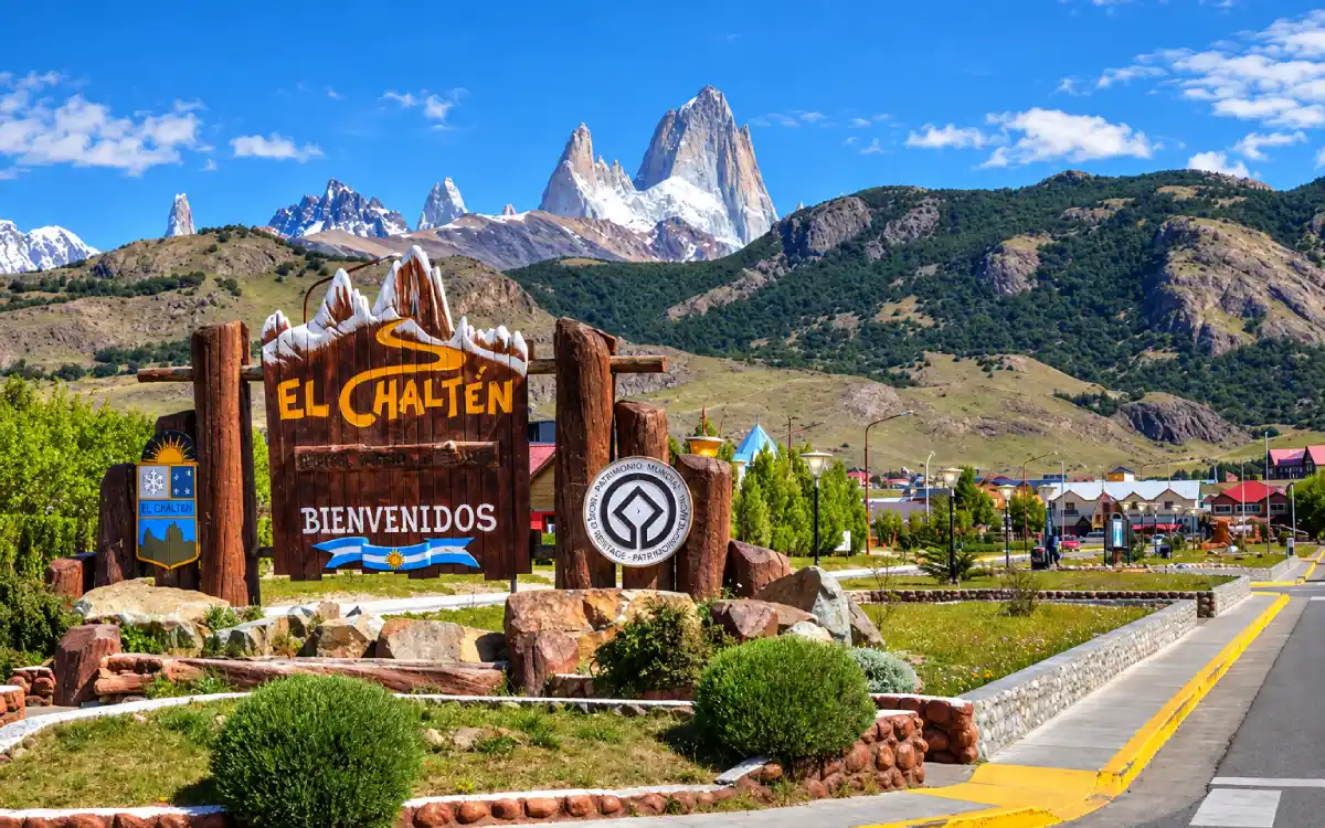 Cartel de bienvenida a El Chaltén con el monte Fitz Roy al fondo