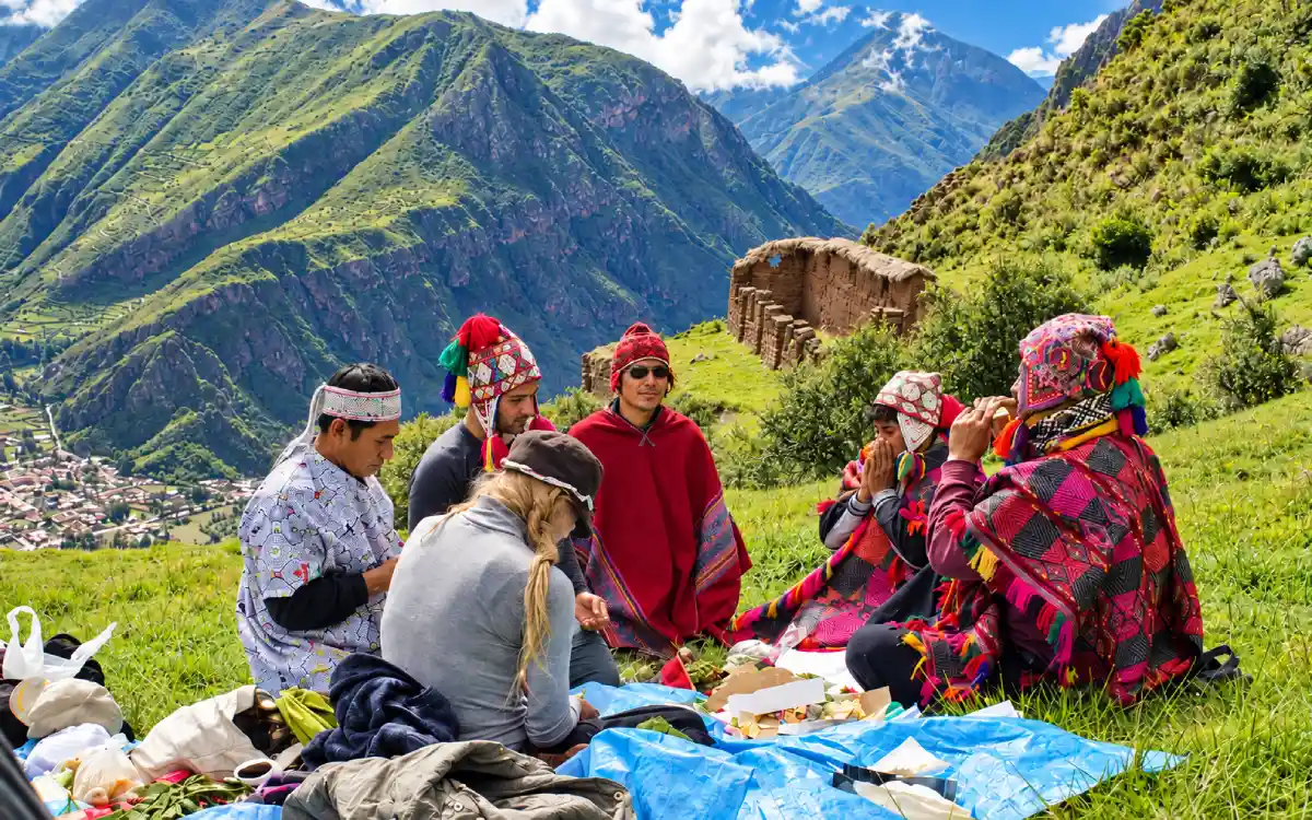 Grupo de participantes reunidos con guías tradicionales durante una ceremonia andina de Wachuma