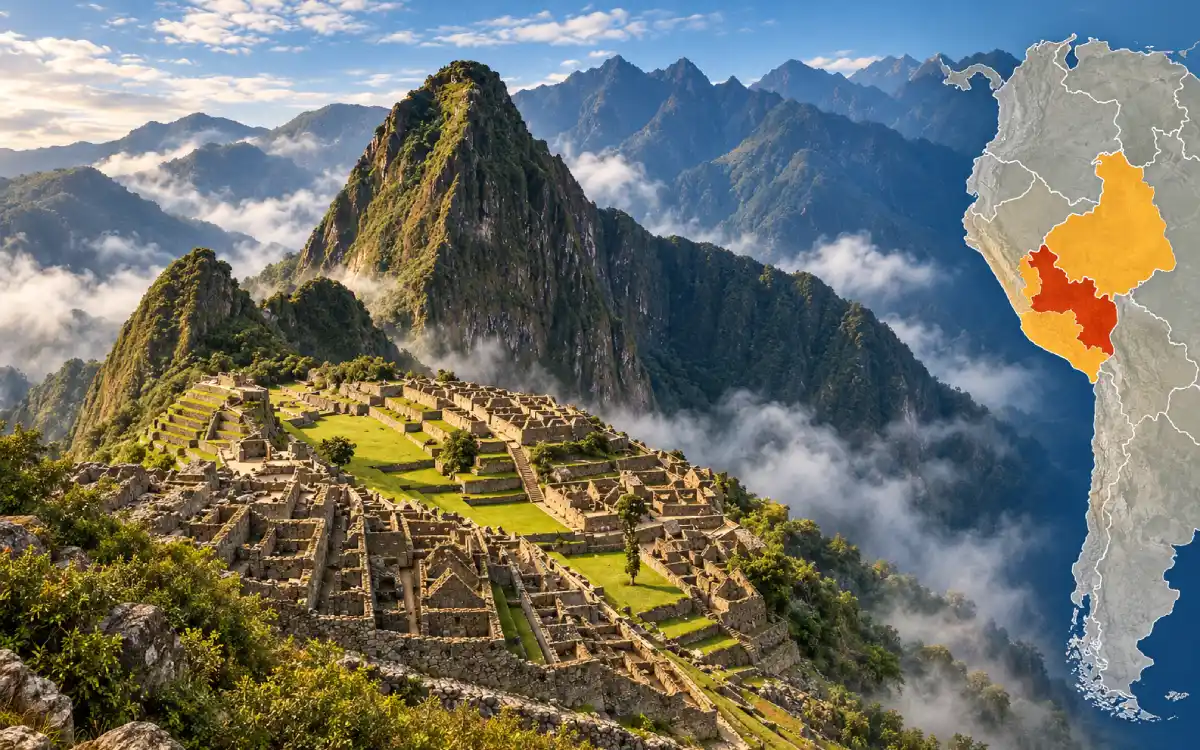 Machu Picchu entre montañas andinas y neblina, acompañado de un mapa de Sudamérica con el territorio que abarcaba el imperio incaico