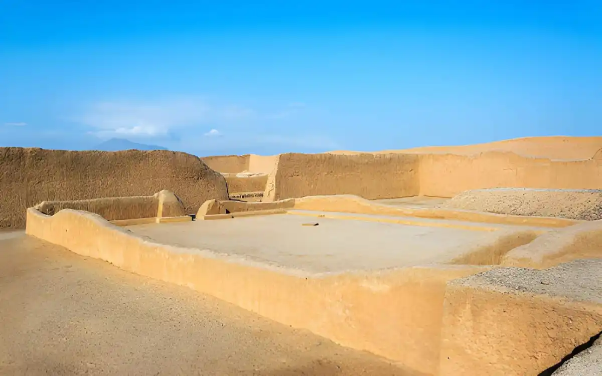 Recintos arqueológicos delimitados por muros de adobe dentro de la ciudadela de Chan Chan