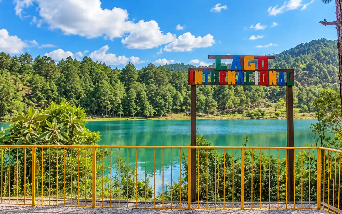 Lago Internacional visto desde un mirador en la frontera de México y Guatemala