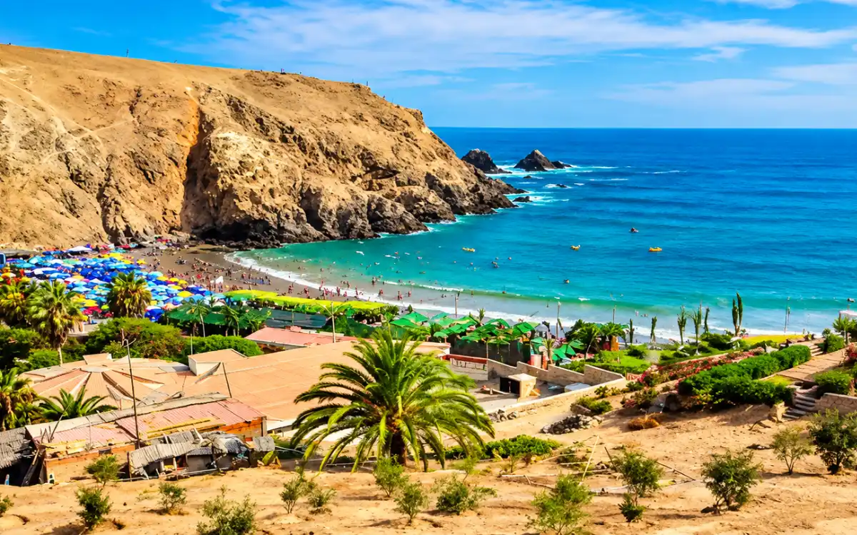 Playa Catarindo, una de las playas del sur del Perú, ubicada en Arequipa