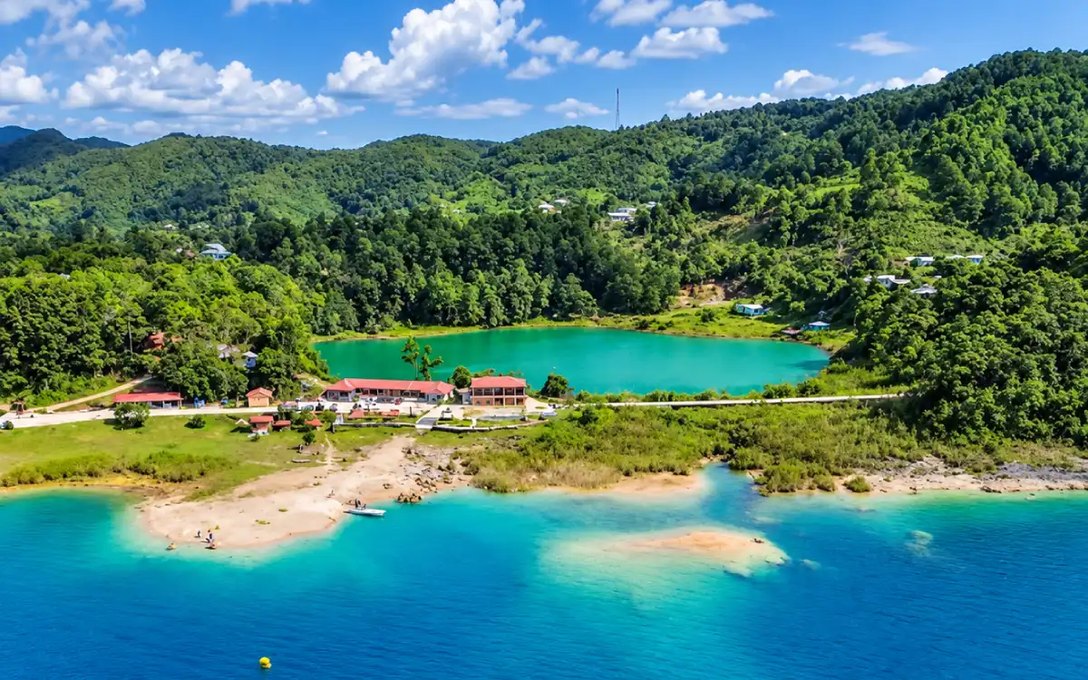 Lago Tziscao con aguas azules rodeadas por vegetación de Chiapas