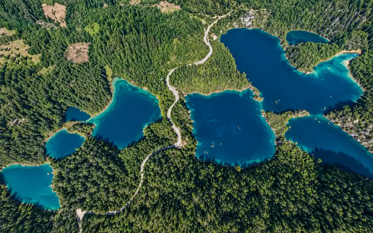 Vista aérea de Cinco Lagos entre montañas y bosques de Chiapas