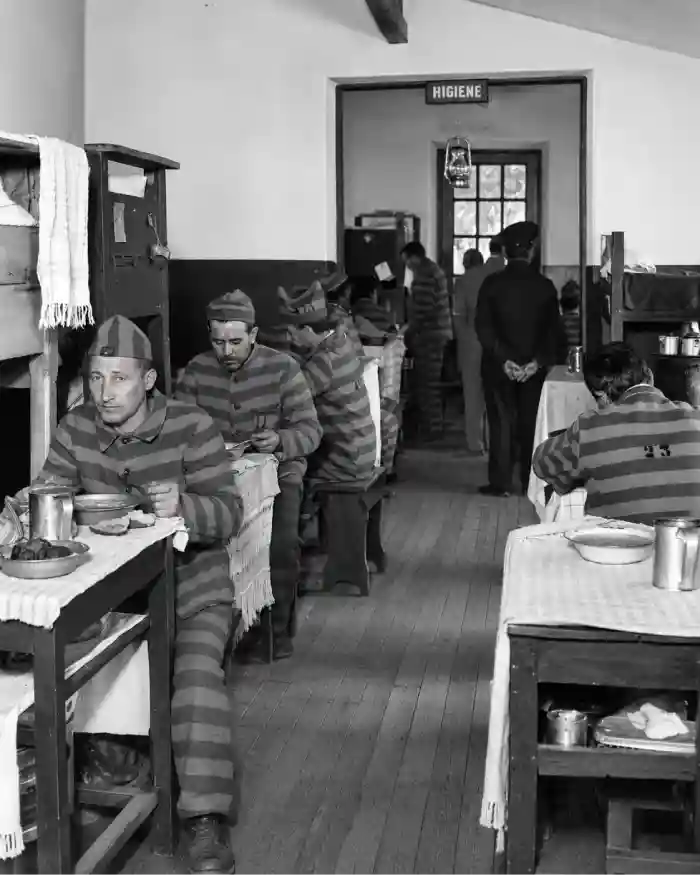 Reclusos con uniformes a rayas dentro del antiguo presidio histórico de Ushuaia