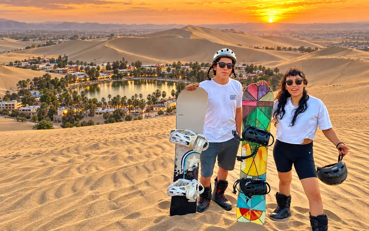Dos viajeros con tablas de sandboard sobre las dunas de Huacachina al atardecer