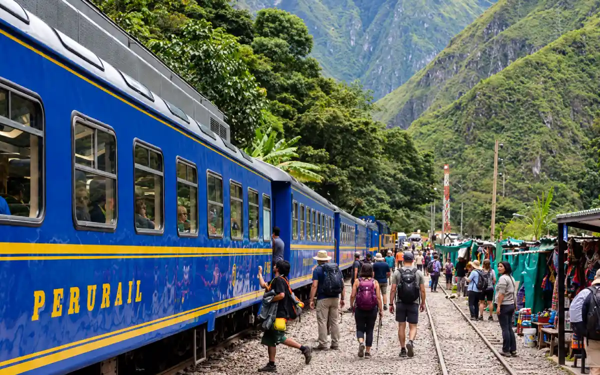 Viajeros en la estación Hidroeléctrica antes de iniciar la caminata hacia Aguas Calientes