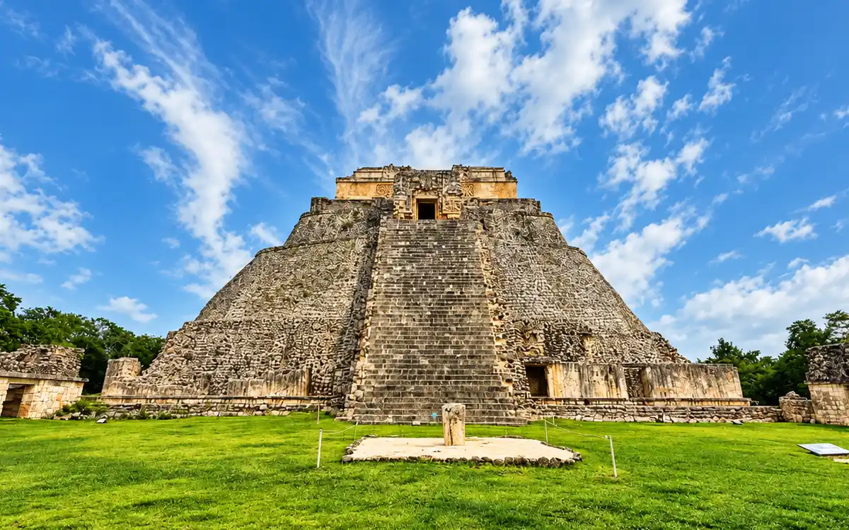 Pirámide del Adivino en Uxmal con su gran escalinata frontal de piedra